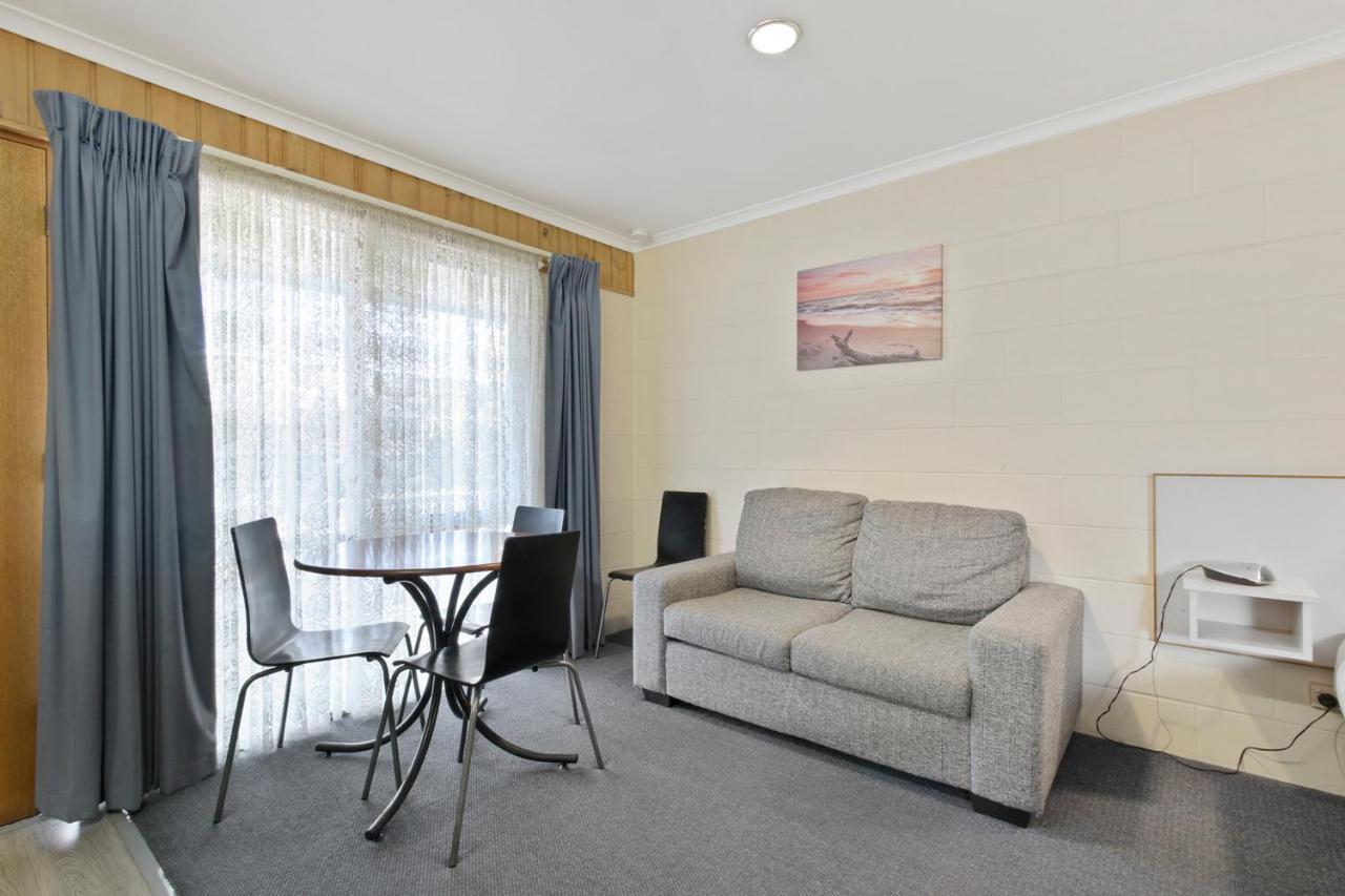 Cunningham Shore Motel Lakes Entrance Exteriör bild